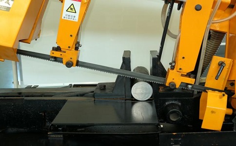 万源数控带锯床自动送料精度会出现偏差吗？